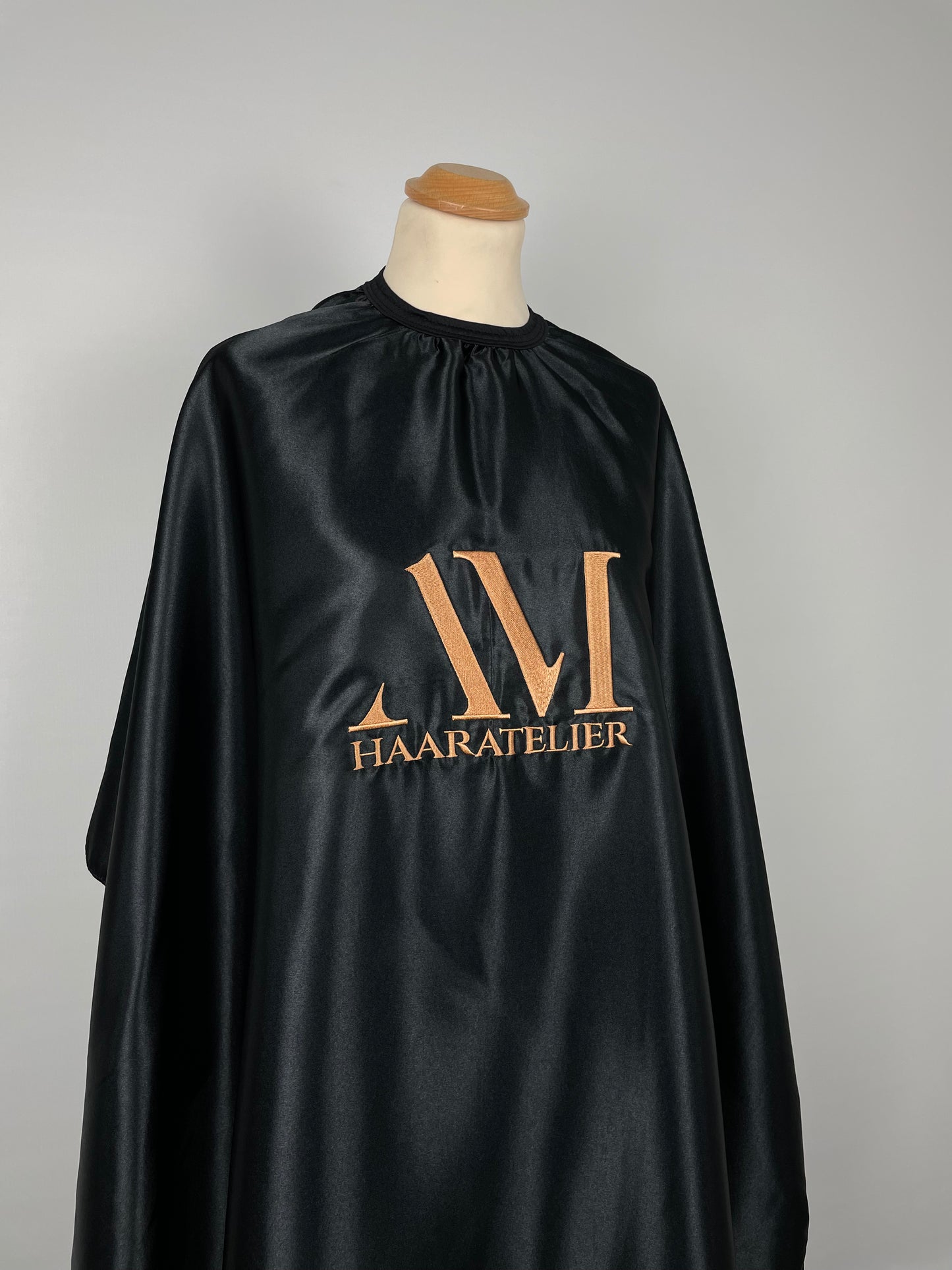 Friseurumhang Satin mit Logo 6