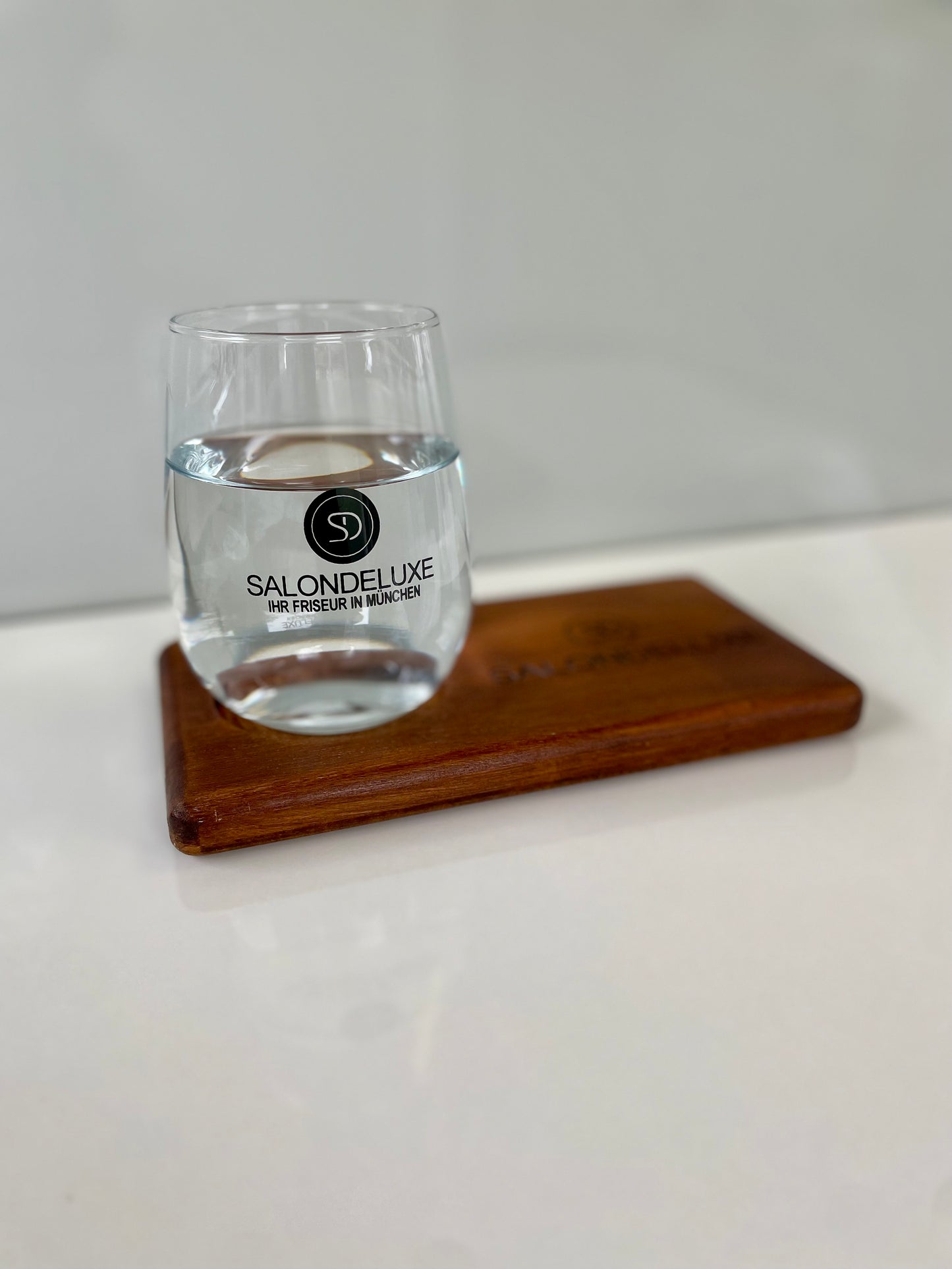 Glas mit Logo