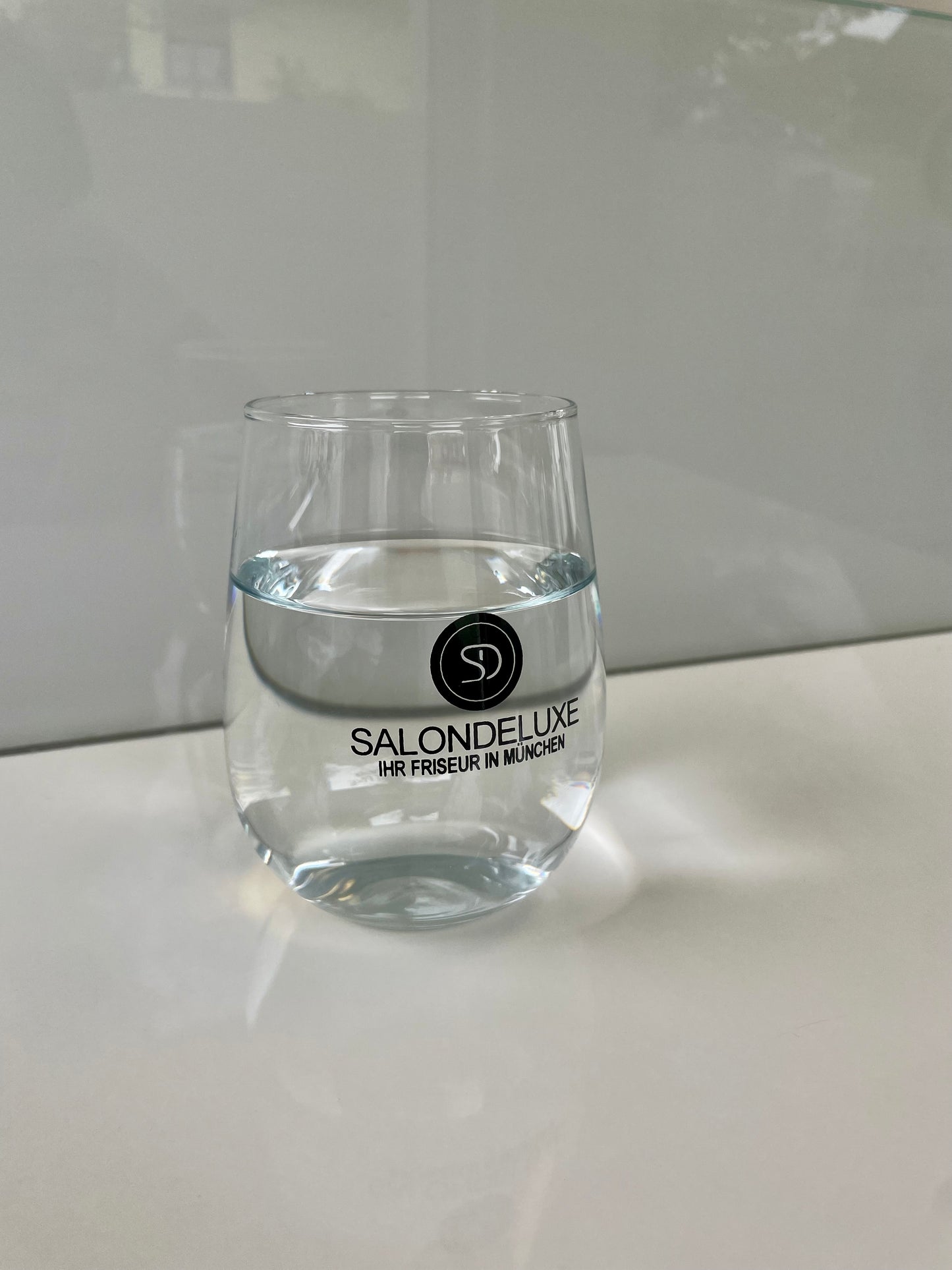 Wasserglas mit Logo